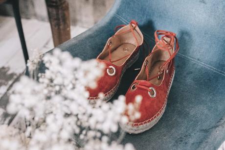 Denim Embroidered Blouse River_Island-Dry_Martina-Boho_Top-Blue_Blouse-White_Jeans-Espadrilles-Outfit-Street_Style-4