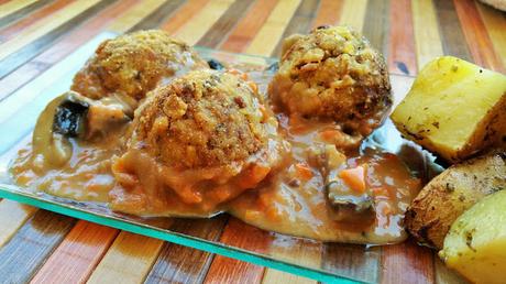 Albóndigas de lentejas y arroz con salsa de champiñones Albóndigas de lentejas y arroz con salsa de champiñones