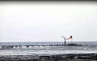 Milagrosa templo de Shiva situado cerca Bhava Nagar en el Mar Arábigo en Gujarat