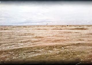 Milagrosa templo de Shiva situado cerca Bhava Nagar en el Mar Arábigo en Gujarat