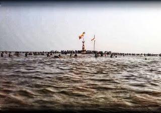 Milagrosa templo de Shiva situado cerca Bhava Nagar en el Mar Arábigo en Gujarat