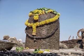 Milagrosa templo de Shiva situado cerca Bhava Nagar en el Mar Arábigo en Gujarat