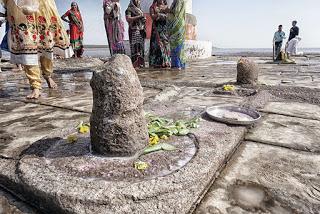 Milagrosa templo de Shiva situado cerca Bhava Nagar en el Mar Arábigo en Gujarat