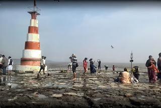 Milagrosa templo de Shiva situado cerca Bhava Nagar en el Mar Arábigo en Gujarat