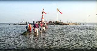 Milagrosa templo de Shiva situado cerca Bhava Nagar en el Mar Arábigo en Gujarat