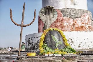 Milagrosa templo de Shiva situado cerca Bhava Nagar en el Mar Arábigo en Gujarat