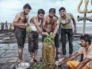 Milagrosa templo de Shiva situado cerca Bhava Nagar en el Mar Arábigo en Gujarat