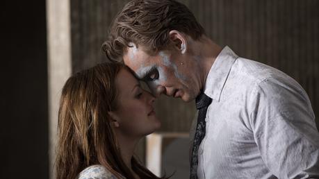 Elisabeth Moss y Tom Hiddleston en 'High-Rise'