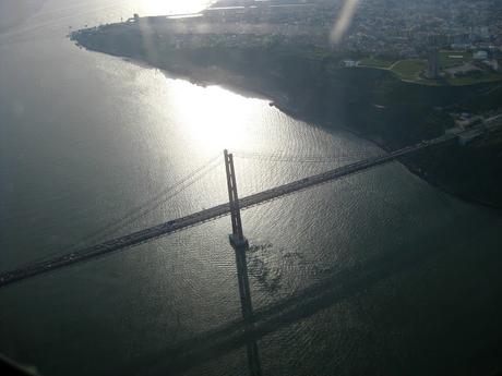 Vista área del Puente 25 de Abril Lugares imprescindibles cerca de Lisboa