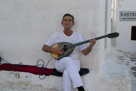 Músico tocando la canción de Zorba el Griego en su bouzouki