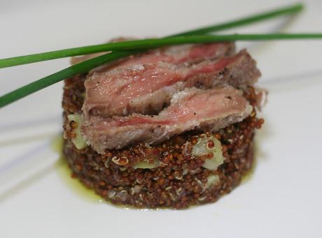 Pluma Ibérica a la Sal con Ensalada de Quínoa y Corazones de Alcachofa a la Vinagreta de Zumaque