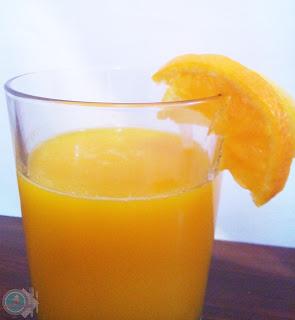 Zumo de naranja. limón y melocotón