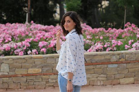 Look casual con zapatillas converse y blusa estampada fashion blogger española con look casual