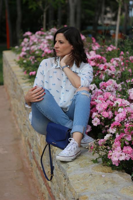 Look casual con zapatillas converse y blusa estampada fashion blogger española con look casual