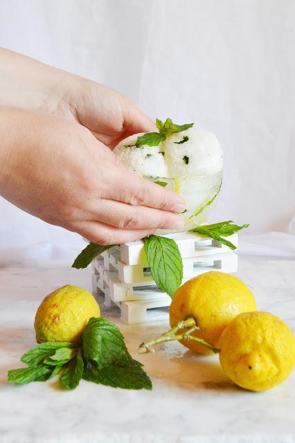 Sorbete de limón y menta en cuenco de hielo Sorbete de limón y menta en cuenco de hielo