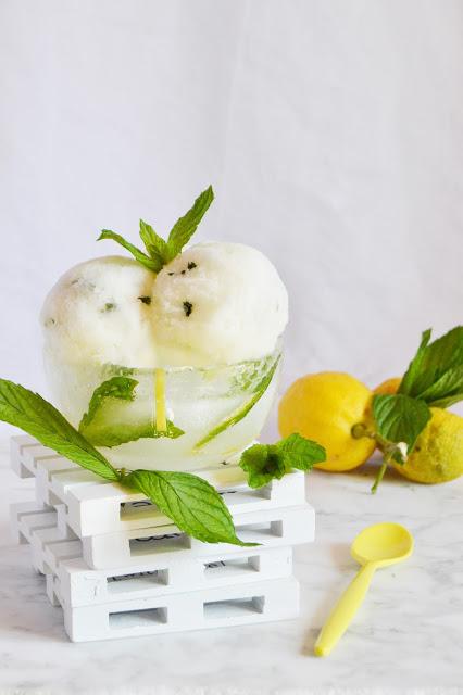 Sorbete de limón y menta en cuenco de hielo Sorbete de limón y menta en cuenco de hielo