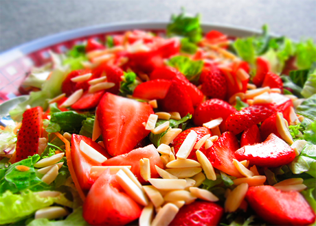 Aprovecha para comer fruta en tus ensaladas
