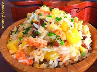 ARROZ FRITO CON GAMBAS Y PIÑA ARROZ FRITO CON GAMBAS Y PIÑA