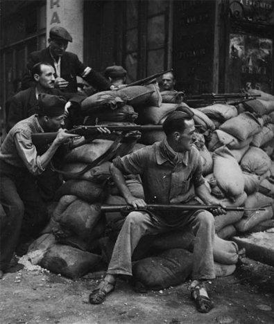 Los ases bajo la manga de las guerrillas Miembros de la resistencia francesa durante la liberación de París en 1944. Fotografía de Robert Doisneau