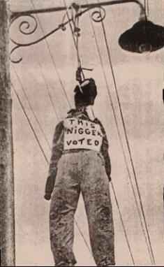 La historia del movimiento feminista negro en Estados Unidos la foto representa el nivel de la campaña de hostigamiento y acoso a la que estaba sometida la población negra, dándose casos de renuncia al acuerdo por sus derechos civiles con la intención de que cesaran los abusos, y de retomarlos cuando la sociedad estuviera preparada. Nada de esto sirvió; proliferaron las leyes de segregación en espacios públicos y las cifras de personas negras que sufrían muertes violentas en manos de turbas crueles y ávidas de sangre.