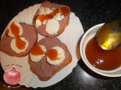 Canapés de paté con queso de cabra y mermelada de melocotón Canapés de paté con queso de cabra y mermelada de melocotón