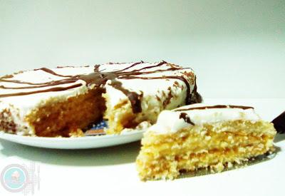 Tarta rellena de crema de limón y cubierta de crema chantilly