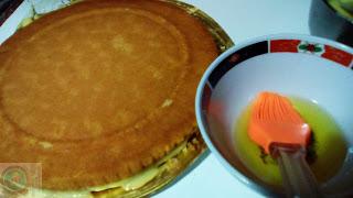 Tarta rellena de crema de limón y cubierta de crema chantilly