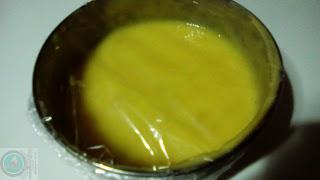 Tarta rellena de crema de limón y cubierta de crema chantilly