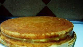 Tarta rellena de crema de limón y cubierta de crema chantilly