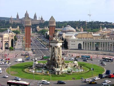 Vista panorámica de la Plaza España, con la fuente, las Torres venecianas y el recinto ferial de fondo