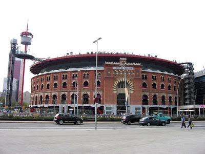 Vista exterior del Centro Comercial las Arenas, donde se aprecia lo que antiguamente era una plaza de toros