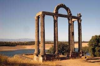 Imagen del mes: Ruinas de la Curia romana o templo de Los Mármoles de Augustóbriga o Talavera la Vieja