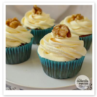 CUPCAKES DE YOGUR GRIEGO, NUECES Y MIEL / GREEK YOGURT CUPCAKES WITH WALNUTS AND HONEY CUPCAKES DE YOGUR GRIEGO, NUECES Y MIEL / GREEK YOGURT CUPCAKES WITH WALNUTS AND HONEY