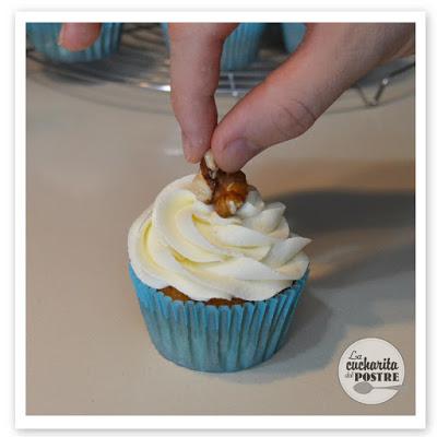 CUPCAKES DE YOGUR GRIEGO, NUECES Y MIEL / GREEK YOGURT CUPCAKES WITH WALNUTS AND HONEY CUPCAKES DE YOGUR GRIEGO, NUECES Y MIEL / GREEK YOGURT CUPCAKES WITH WALNUTS AND HONEY