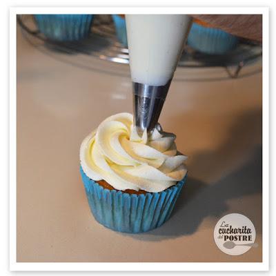 CUPCAKES DE YOGUR GRIEGO, NUECES Y MIEL / GREEK YOGURT CUPCAKES WITH WALNUTS AND HONEY CUPCAKES DE YOGUR GRIEGO, NUECES Y MIEL / GREEK YOGURT CUPCAKES WITH WALNUTS AND HONEY