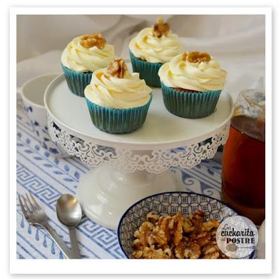CUPCAKES DE YOGUR GRIEGO, NUECES Y MIEL / GREEK YOGURT CUPCAKES WITH WALNUTS AND HONEY CUPCAKES DE YOGUR GRIEGO, NUECES Y MIEL / GREEK YOGURT CUPCAKES WITH WALNUTS AND HONEY