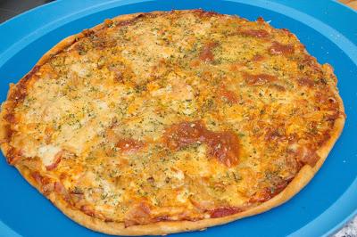 Pizza casera con masa de orégano, de bacon, atún y queso de cabra Pizza casera con masa de orégano, de bacon, atún y queso de cabra