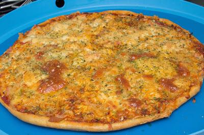 Pizza casera con masa de orégano, de bacon, atún y queso de cabra Pizza casera con masa de orégano, de bacon, atún y queso de cabra