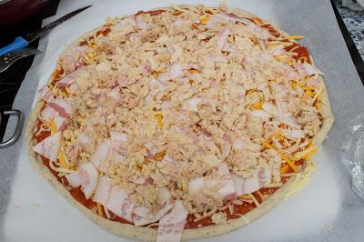 Pizza casera con masa de orégano, de bacon, atún y queso de cabra Pizza casera con masa de orégano, de bacon, atún y queso de cabra