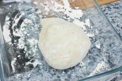 Pizza casera con masa de orégano, de bacon, atún y queso de cabra Pizza casera con masa de orégano, de bacon, atún y queso de cabra