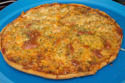 Pizza casera con masa de orégano, de bacon, atún y queso de cabra Pizza casera con masa de orégano, de bacon, atún y queso de cabra