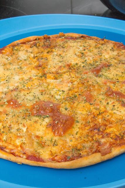 Pizza casera con masa de orégano, de bacon, atún y queso de cabra Pizza casera con masa de orégano, de bacon, atún y queso de cabra