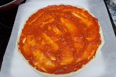 Pizza casera con masa de orégano, de bacon, atún y queso de cabra Pizza casera con masa de orégano, de bacon, atún y queso de cabra