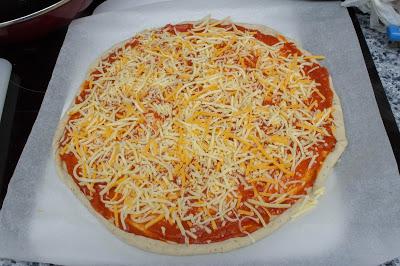 Pizza casera con masa de orégano, de bacon, atún y queso de cabra Pizza casera con masa de orégano, de bacon, atún y queso de cabra