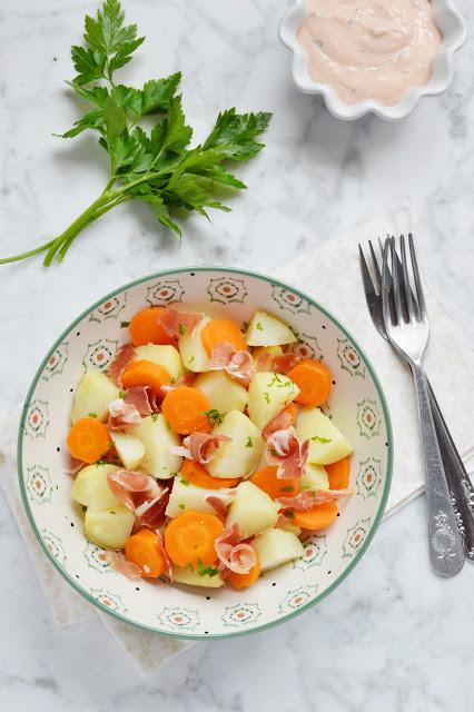 Ensalada de patata, zanahoria y serrano con salsa rosada de yogur