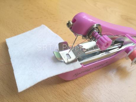 Cómo usar la máquina de coser manual