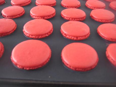 MACARONS ROJO PASIÓN,  PERFECTOS O CASI.  Trucos y paso a paso