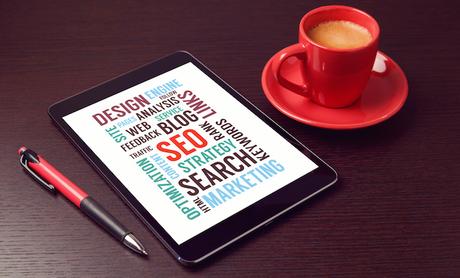 Problemas comunes en SEO y cómo solucionarlos Digital tablet with SEO words and coffee cup on office desk