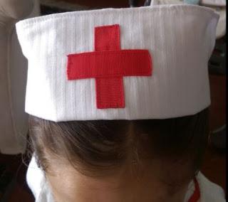 Cosiendo disfraz de enfermera Cosiendo disfraz de enfermera