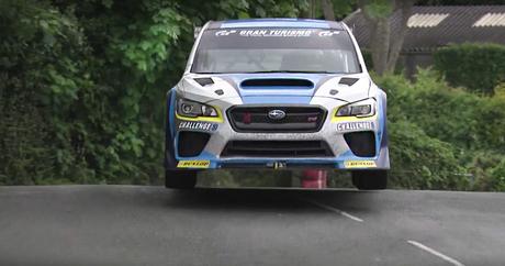 ¡Batir el récord de la Isla de Man con un Subaru parece terrorífico!